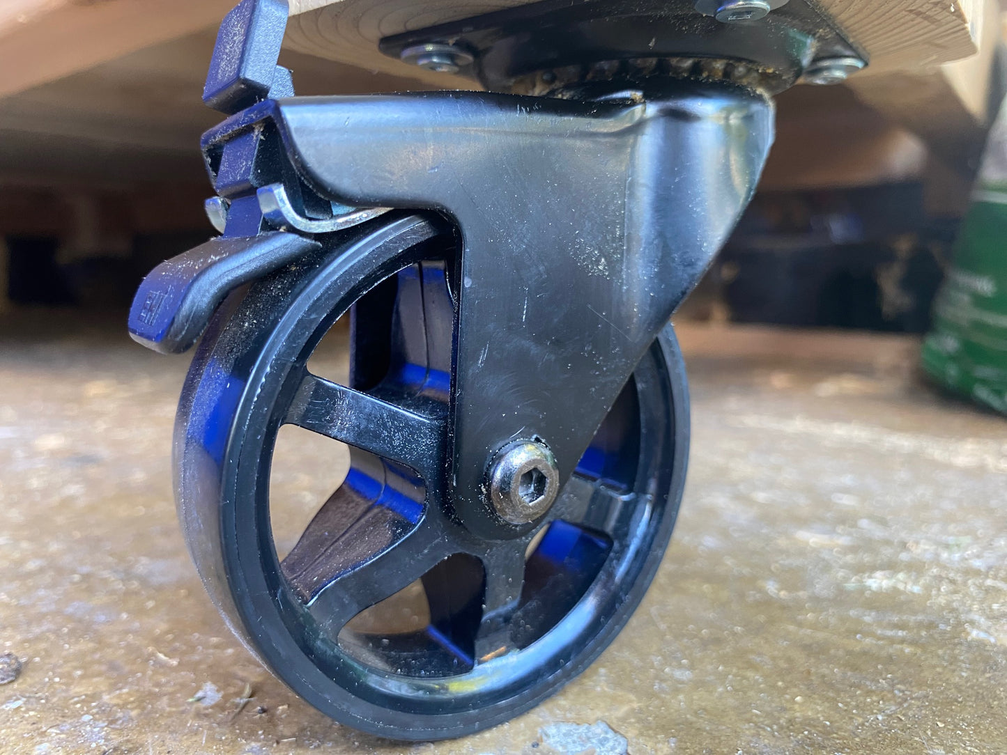 Rueda giratoria de 3" con freno (juego de 4)